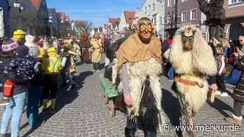 Moosgeister in Erding: Rote Köpfe unter schaurigen Masken