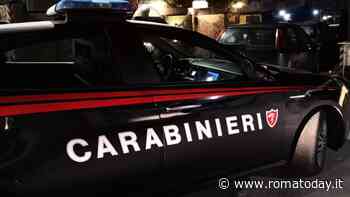 Già allontanato torna alla carica e fa irruzione in casa del padre, lo minacciava da anni