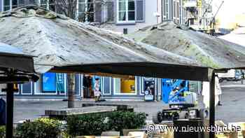 Daar zijn de parasols ... vol duivendrek van vorig jaar