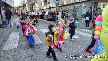 Kleuters fleuren binnenstad op met carnavalstoet