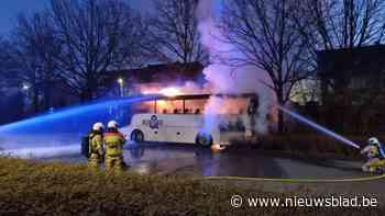 Autobus brandt volledig uit op parking aan station in Bornem