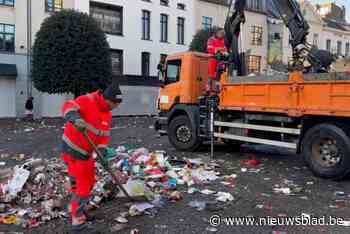 Terwijl laatste feestvierders nog ontbijten, kuisen stadsdiensten slagveld na Aalst Carnaval op
