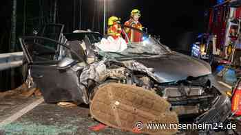 Schwerer Unfall auf der B305: VW schleudert gegen Mauer und Leitplanke