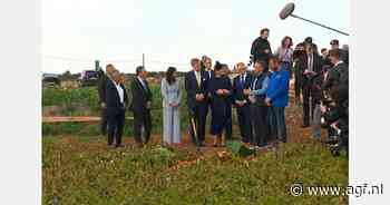 Koninklijk paar met voeten in de klei bij Cypriotische aardappelteler