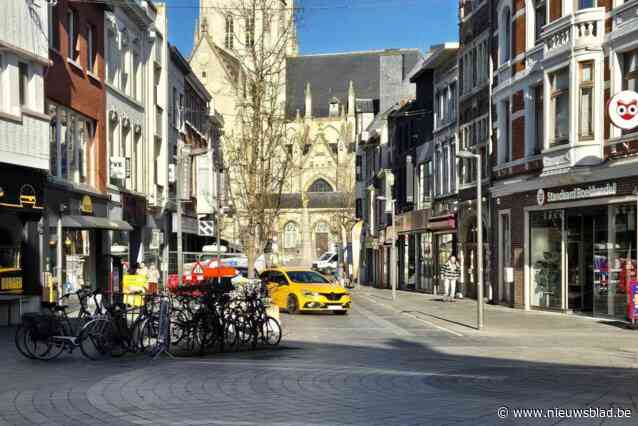 Drugsdealers aan de trappen, zwerfvuil en wagens die door de straat racen, bewoners en handelaars zijn overlast beu: “We vragen maatregelen”