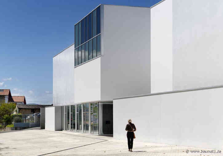 Hell umhüllter Beton - Kulturzentrum bei Bayonne von Dominique Coulon & Associés