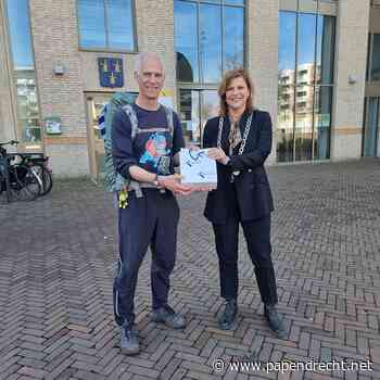 Frank Boerebach doorloopt alle 342 gemeenten in 175 dagen en bereikte vandaag Papendrecht