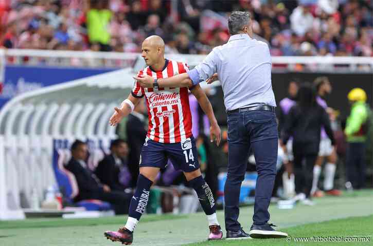 Así corrió Chicharito a Óscar García de Chivas