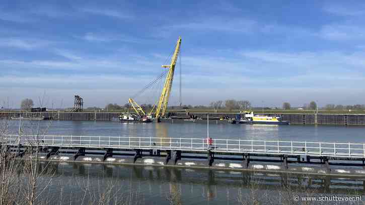 Beschadigde deuren uit sluis Lith verwijderd