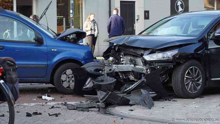 Vrouw rijdt op verkeerde rijbaan en botst frontaal op andere auto's