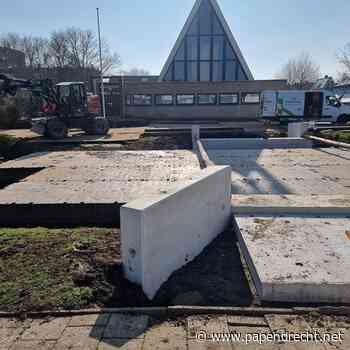 Brug over sloot bij Elimkerk in aanbouw