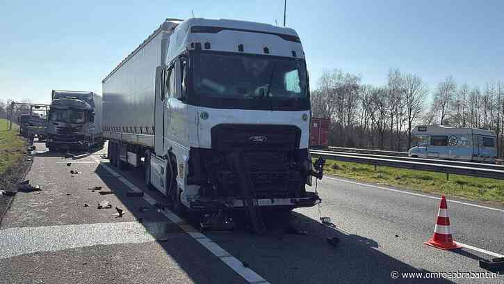 Drie vrachtwagens botsen op A16, rijstrook weer vrij na berging
