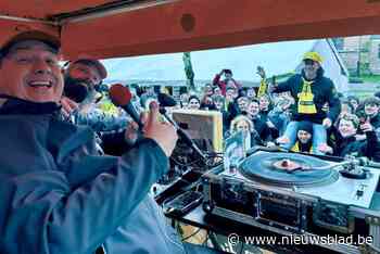 Johan (50) moet meer zitten door naweeën atypische tumor: “Maar ik prijs me gelukkig: ik kan nog optreden en lesgeven”