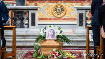 Il funerale di Eleonora Giorgi, grande folla per l'ultimo saluto. Il feretro in chiesa sulle note dei Pink Floyd