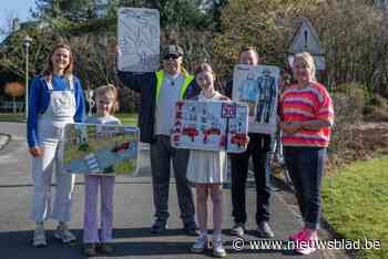 Vier tekeningen wijkbewoners op infoborden om trager te rijden