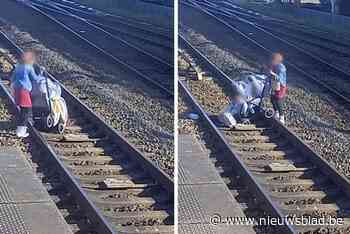 Hallucinante beelden tonen hoe vrouw sporen oversteekt met kinderwagen: “Spoorlopen gebeurt vaker, maar dit is ongezien”