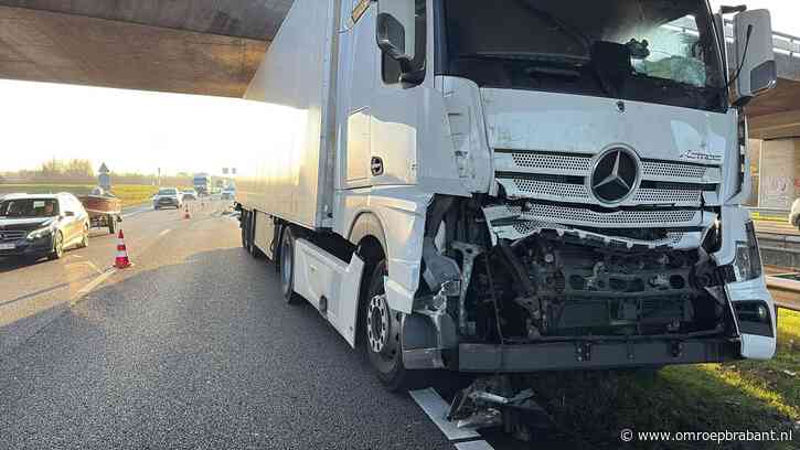 Twee vrachtwagens en een auto botsen op A58, drie kwartier vertraging