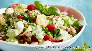 Tortellini-Salat mit Kabanossi und Kräutercreme