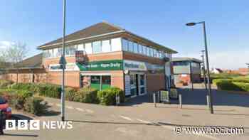 Shop staff attacked in Hull robbery