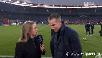 Van Persie kan lach niet inhouden als hij wordt gevraagd naar Van Hooijdonk: 'Ben ik hem heel dankbaar voor'