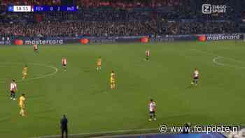 Feyenoord-supporters richten zich in minuut 59 massaal tot één speler en zingen hem luidkeels toe