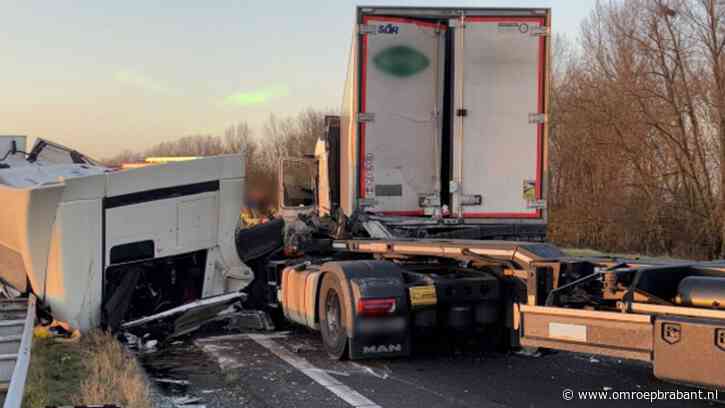 A4 uren dicht na ongeluk met twee vrachtwagens, ravage op de weg groot