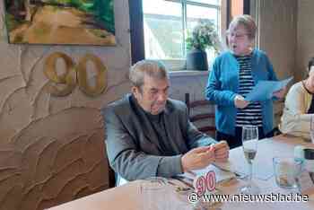 Oud-leerkrachten van Het Groen Potlood vieren Omer (90): “Niet zeveren, of ik zal er eens een paar naar voren fluiten”