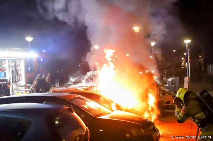 Geparkeerde auto door brand verwoest, mogelijk brandstichting