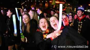 Gezellen brengen het licht van carnaval in de donkere Peltse straten