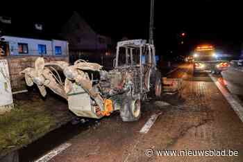Tractor vliegt plots in brand op steenweg, bestuurder kan ontkomen