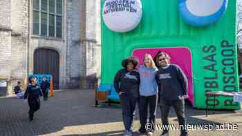 IN BEELD. Opblaasbioscoop op jeugdfilmfestival brengt cinema tot in de wijk