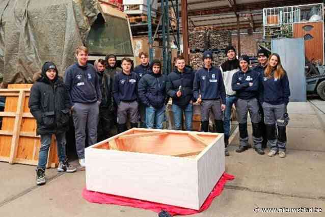 Leerling vrachtwagenchauffeurs maken unieke installatie