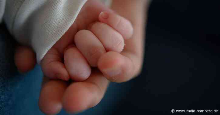 Mutter bietet Baby im Internet an