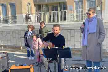 Burgemeester wordt straatmuzikant voor campagne tegen kanker: “Mooi voorbeeld”