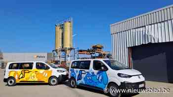 Kinderopvang ’t Pagadderke laat nieuwe busjes pimpen met graffiti: “Ze rijden elektrisch en bieden plaats voor acht kinderen”