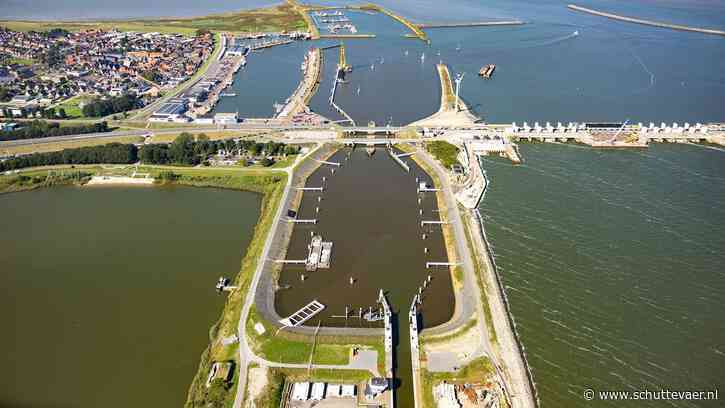 Scheepvaart moet twee weken flink omvaren door stremming Stevinsluis in Afsluitdijk