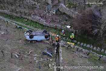 Audi stürzt 20 Meter in Weinbergschlucht