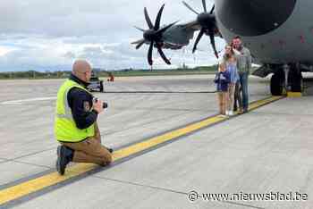 Opnieuw communie- en lentefeestfoto’s tussen militaire vliegtuigen