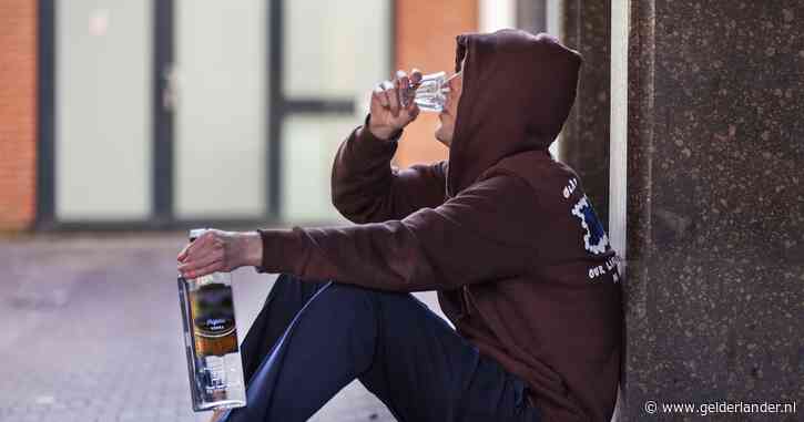 Thijs (15) drinkt zichzelf in coma, zeven vrienden belanden ook in ziekenhuis: ‘Maar ze stoppen niet’