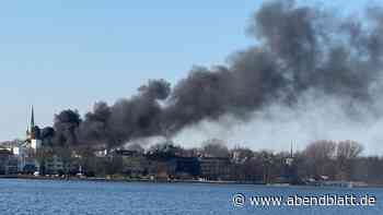 Großbrand an der Alster – Dachstuhl in Rotherbaum steht in Flammen