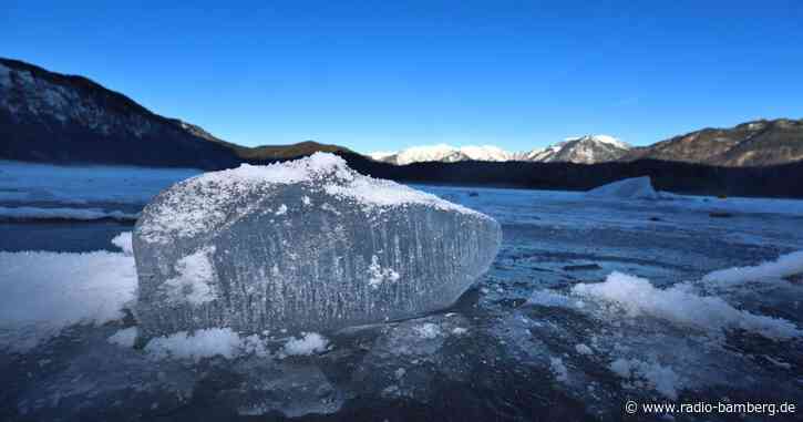 Mehr als ein Dutzend Menschen bricht in zugefrorenen See ein