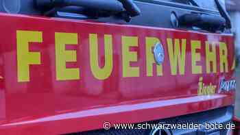 Feuerwehr in Calw: Polizei sucht Zeugin nach Brandstiftung auf Sportgelände in Wimberg