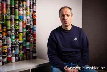 Al tien jaar verzamelt Michel (53) blikken bier: “Mijn vrouw zei dat het zonde zou zijn om zo’n mooie blikjes weg te gooien”