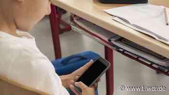 Hightech-Taschen gegen Handy-Ablenkung an Kölner Schule