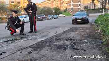 Rubano scooter da un furgone, poi incendiano il veicolo