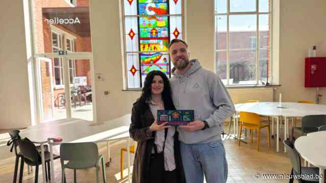 Glas-in-loodraam uit LEGO is nieuwe blikvanger van De Kwekerij: “Wel 62.000 legoblokjes in verwerkt”