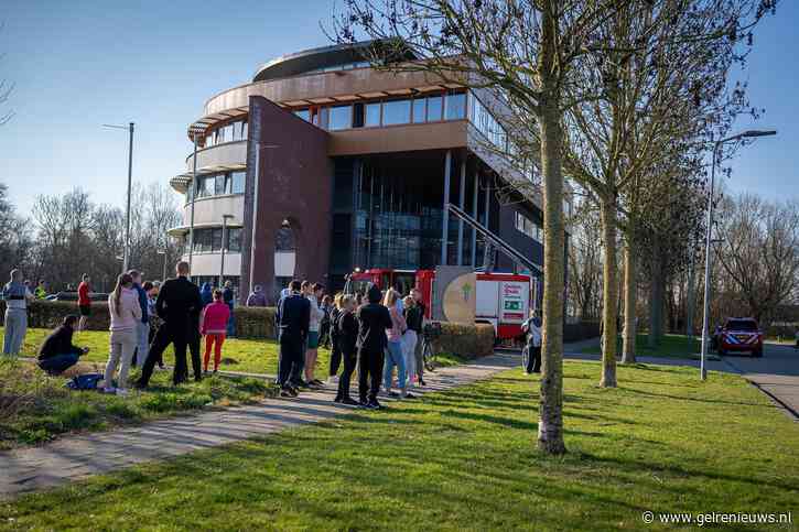 Tientallen mensen op straat na brand in ‘Polenhotel’