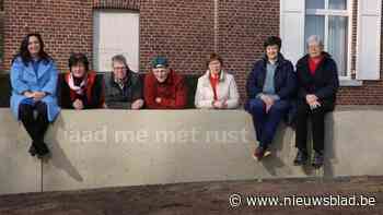 Geen koud zitvlak meer in Heppeneert: pelgrimsoord pakt uit met verwarmde betonnen zitbank