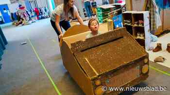 Kleuters bouwen kartonnen Ikea-dozen om tot auto’s en sprookjesbomen bij hogeschool UCLL