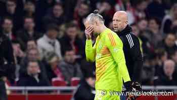 Ajax ziet doelman Pasveer geblesseerd afhaken
